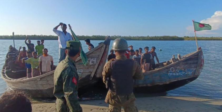 နိုဝင်ဘာလ ၇ ရက်နေ့က ပြန်လည် လွတ်မြောက်လာကြသည့် ဘင်္ဂလားဒေ့ရှ် ငါးဖမ်းသမားများ။   ဓာတ်ပုံ - Dhaka Tribune