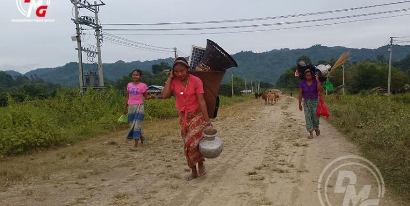 မောင်တောမြောက်ပိုင်းကဒေသခံများ ထွက်ပြေးတိမ်းရှောင်နေသည်ကို နိုဝင်ဘာလ ၁၄ ရက်နေ့တွင် တွေ့ရစဉ်။