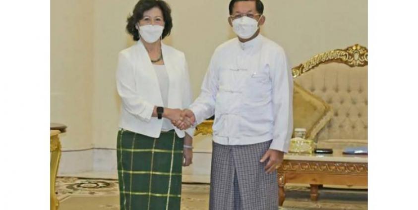 This handout from Myanmar's military information team taken and released on August 17, 2022 show Myanmar's armed forces chief Senior General Min Aung Hlaing (R) shaking hands with United Nations Special Envoy on Myanmar Noeleen Heyzer in Naypyidaw. Photo: Myanmar's Military Information Team / AFP