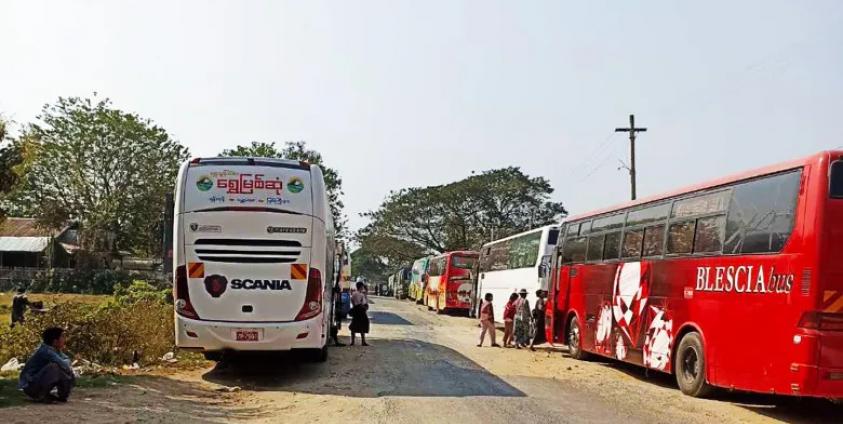 အင်းတော်နယ် နန့်တဲမှာ ခရီးသည်ယာဉ်များ ပိတ်ဆို့မှုဖြစ်နေတဲ့ အခြေအနေ