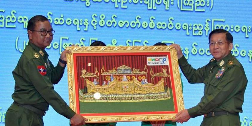 စစ်ကောင်စီအာဘော် မြဝတီရုပ်သံ ၂၈ နှစ်ပြည့်အခမ်းအနားတွင် တွေ့ရသော စစ်ခေါင်းဆောင် ဗိုလ်ချုပ်မှူးကြီး မင်းအောင်လှိုင်နှင့် ဗိုလ်ချုပ် ဇော်မင်းထွန်း။ (ဓာတ်ပုံ - cincds)