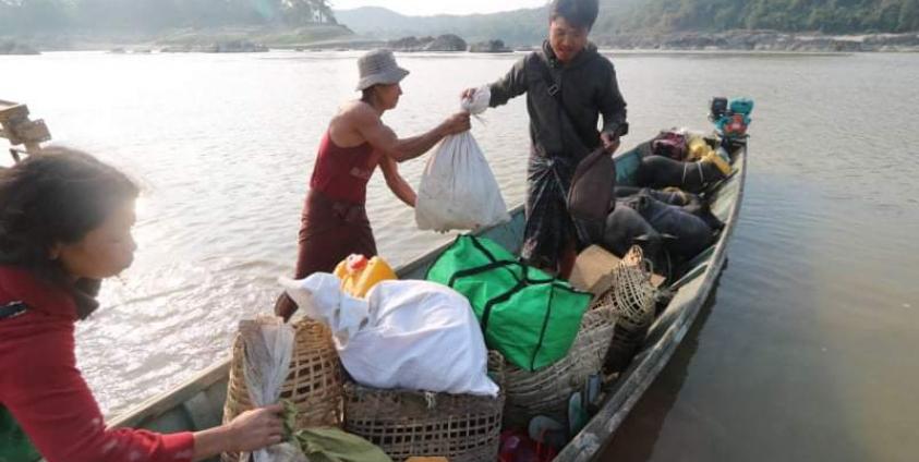 ဓါတ်ပုံ - ယနေ့နံနက်ပိုင်းက စစ်ရှောင်လာခဲ့သည့် မလိဇွပ်ရွာသူ/သားများ