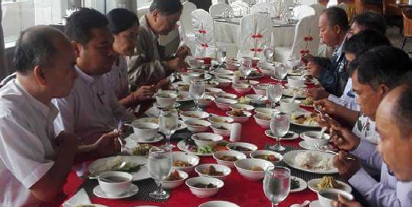 The AMDP, the MNP, and the 21-member group have lunch together after the meeting (Photo/Facebook)