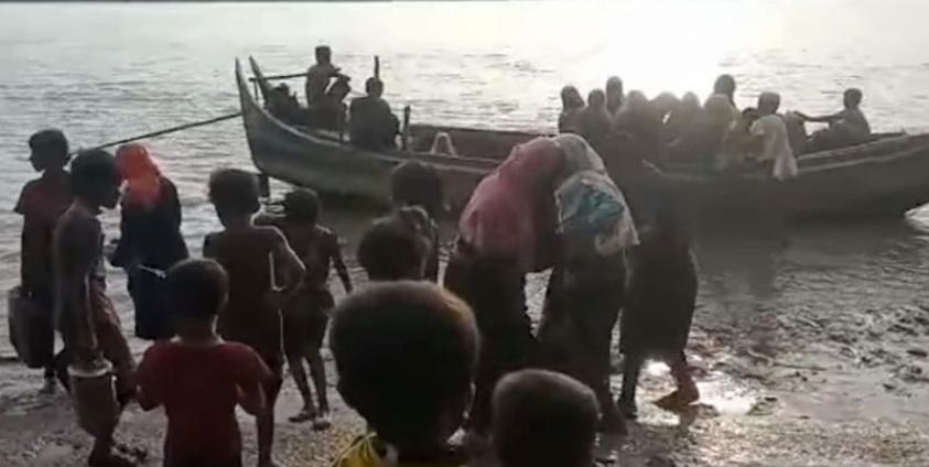 Muslim residents from Thabeik Taung (North) Village flee their homes on September 23.