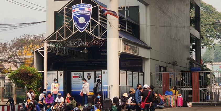 Photo by U Tun Mae Sai Migrant workers to come back home at Mae Hsai Bridge