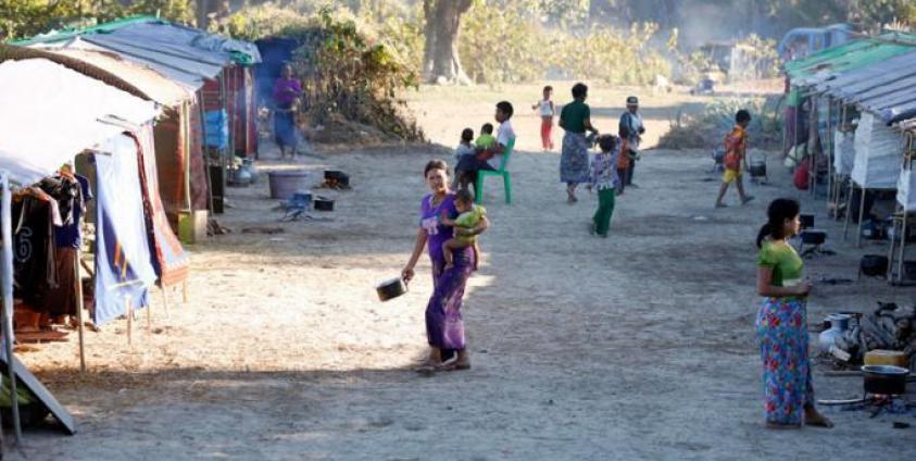  Rakhine ethnic women and children, who fled from conflict areas, are seen at War Myat Hall village's temporary camp in Ponnagyun Township, northern Rakhine State, western Myanmar. Photo: EPA 