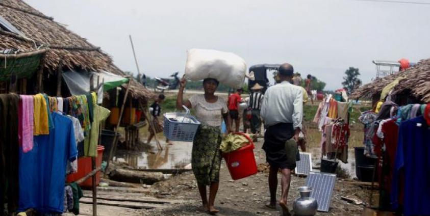 A woman carries a bag as she walks near the Tin Nyo village's internally displaced persons (IDP) shelter in Mrauk U township area, Rakhine State, western Myanmar. Photo: Nyunt Win/EPA