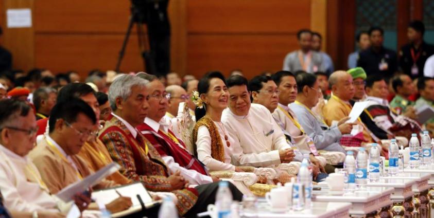 Myanmar's Foreign Minister and State Counselor Aung San Suu Kyi (C) attends the closing ceremony of the second session of the 'Union Peace Conference - 21st century Panglong' in Naypyitaw, Myanmar, 29 May 2017. Photo: Hein Htet/EPA