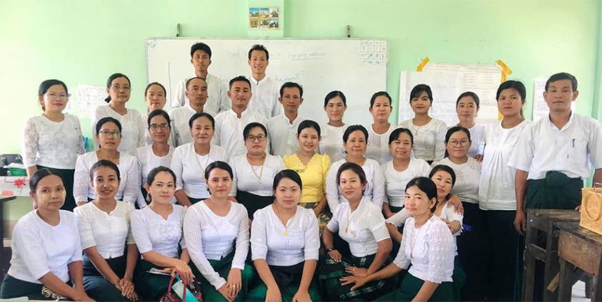 စစ်တွေမြို့တွင် သင်တန်းလာတက်သည့် ဆရာ၊ ဆရာမတချို့အား တွေ့ရစဉ်။ ဓာတ်ပုံ - CJ