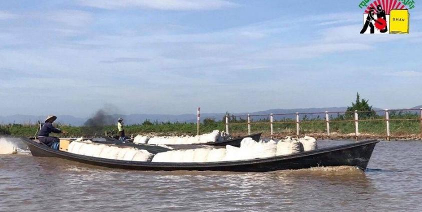 Tomatoes carry boat in Inle LakeTomatoes carry boat in Inle Lake