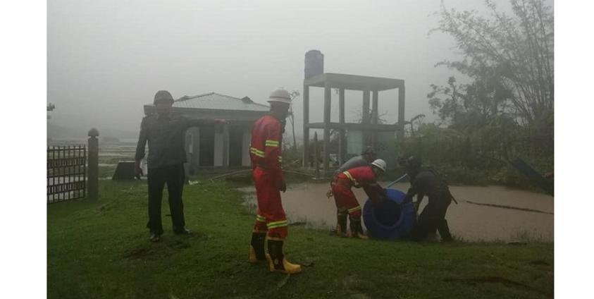 Firefighters from Toungup Township Fire Station and police officers carry out relief operation (Photo – Rakhine Fire Force)