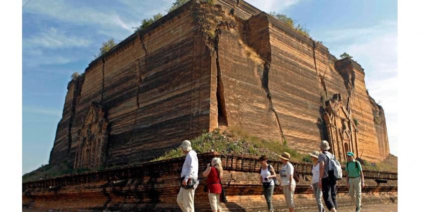 Tourists visit the Mingun Pahtodawgyi located in Sagaing, some 10 kilometers northwest of Mandalay, central Myanmar. Photo: EPA