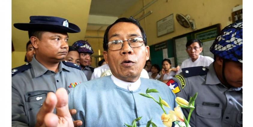 Dr Aye Maung (C), Ann Township MP and former Arakan National Party leader, talks to members of the media while being escorted out of court by police officers after a hearing on his trial at Sittwe court, in Sittwe, Rakhine State, western Myanmar, 13 August 2018. Photo: Nyunt Win/EPA