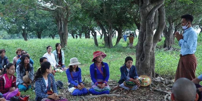 အင်းတော်ကြီးရွှေမဉ္ဇူရေလည်ဘုရားအနီးတွင် စည်းဝေးနေကြစဉ်