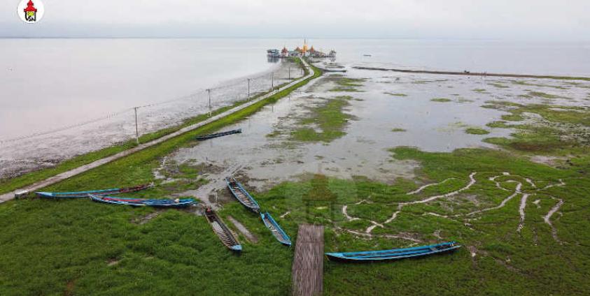 ရေခမ်းခြောက်နေသည့် ဘုရားသွားသည့်စက်လှေဆိပ်