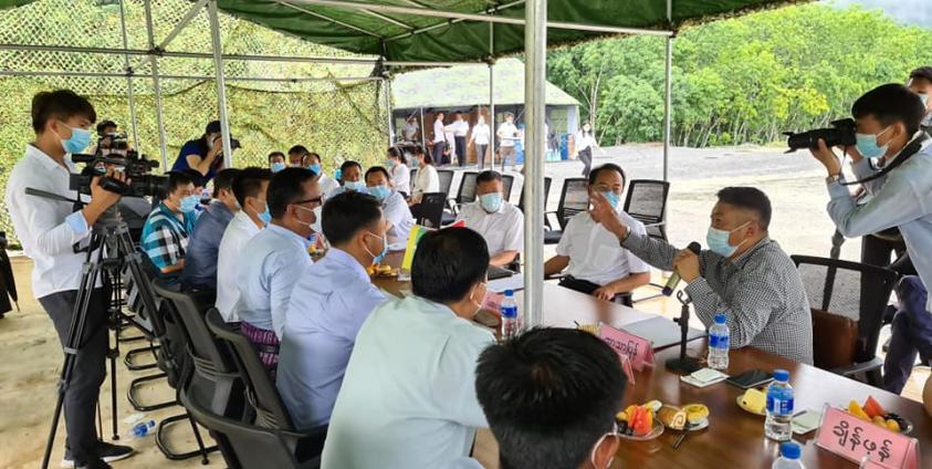 Two State representatives discuss for reopening the China Burma border Photo Sayar Soe abnTwo State representatives discuss for reopening the China Burma border ( Photo : Sayar Soe abn) 