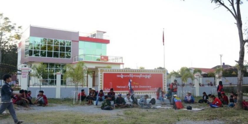 Youth demonstrators seen in front of NLD Head Office in Loikaw (Photo: KT/Facebook)