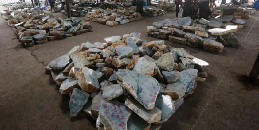 (File) Buyers examine jade stones on sale displayed prior to an auction during the November Gems Emporium in Naypyitaw, Myanmar, 13 November 2018. Photo: Hein Htet/EPA