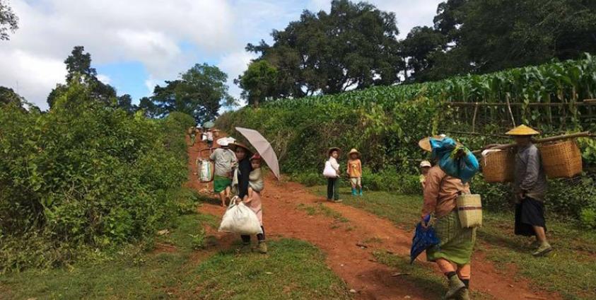 The villagers flee from their homes in Ham Ngai, Mong Kung Township, southern Shan State. Photo: Mizzima