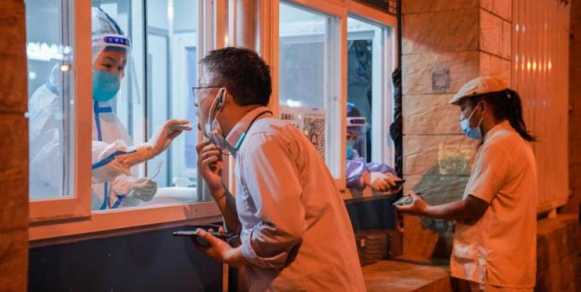 A medical worker takes a swab sample from a man in Beijing, China, 02 September 2022. Photo: EPA