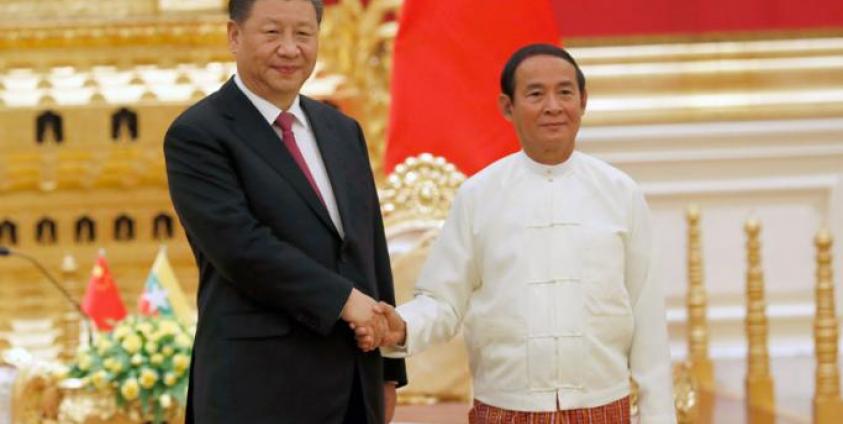 Myanmar President Win Myint (R) greets Chinese President Xi Jinping (L) at the presidential house in Naypyitaw, Myanmar, 17 January 2020. Photo: Nyein Chan Naing/EPA