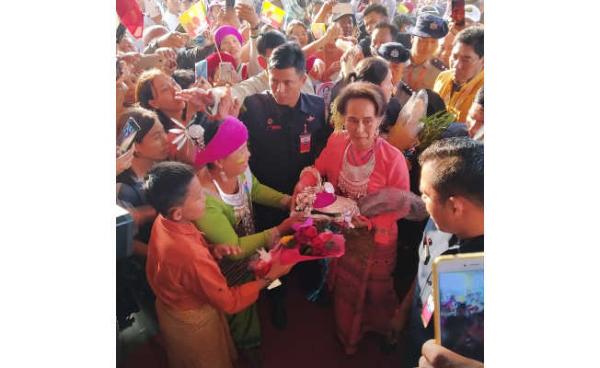 Daw Aung San Su Kyi Meetin Public in Pinlaebue Township