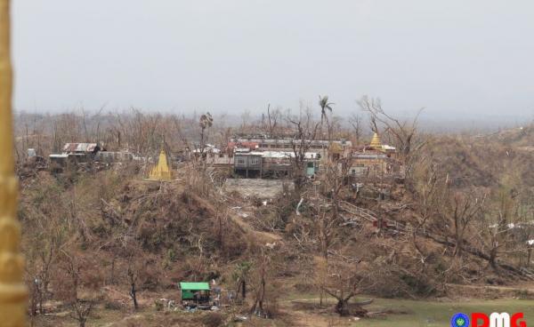 မိုခါမုန်တိုင်းကြောင့် ရသေ့တောင်မြို့နယ်က သစ်ပင်များပျက်စီးသွားမှု မြင်ကွင်းတစ်ခု။