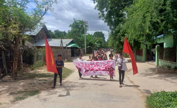 ဆဲဗင်းဂျူလိုင်အရေးတော်ပုံ (၆၁) နှစ်ပြည့်အဖြစ် ဗကသများအဖွဲ့ချုပ်က စစ်ကိုင်းတိုင်း၊ ဘုတလင်မြို့ နယ်တွင် ပြုလုပ်သော စစ်အာဏာရှင်ဆန့်ကျင်ရေးလှုပ်ရှားမှု။ (ဓာတ်ပုံ - ဗကသများအဖွဲ့ချုပ်)