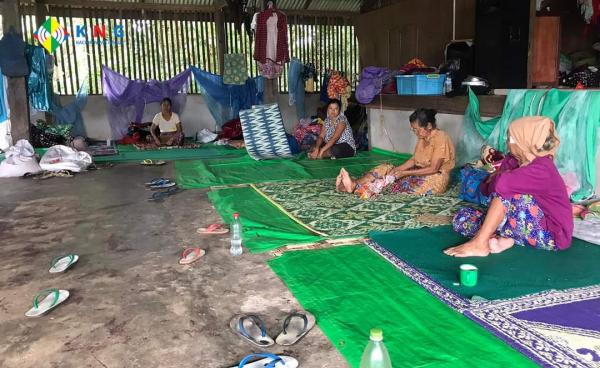 War-displaced women in Dawthponeyan refugee camp