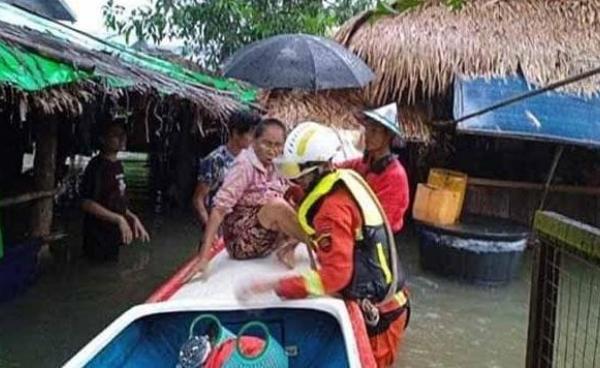 ရေဘေးသင့်ပြည်သူများအား ကယ်ထုတ်နေစဉ် (ဓါတ်ပုံ- လူမှုကွန်ရက်၊ ပိုသူကူ လိုသူယူ ကျိုက်ထို)