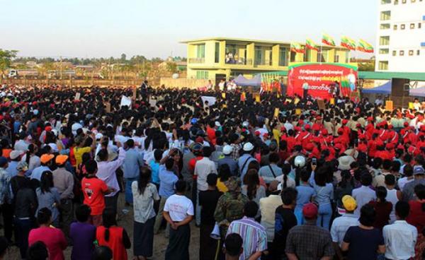 People rally in Myeik to support State Counsellor Daw Aung San Suu Kyi who will contest the case filed by the Gambia at the International Court of Justice (ICJ). Photo: MNA