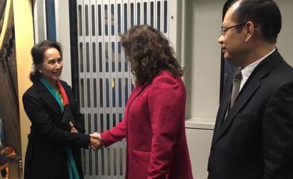 State Counsellor Daw Aung San Suu Kyi is welcomed by Ms Pascalle Grotenhuis, the Director of Protocol Department of the Ministry of Foreign Affairs, at the Schiphol Airport. Photo: MNA