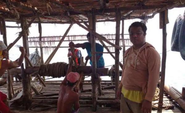 fishing net is being pulled up by the wheel (Set-Done) (photo:Chan Danu)