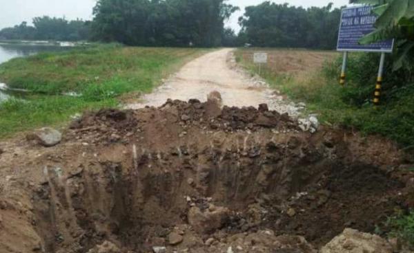  Road Cut Off by Chinese Authorities (photo/Man Heo youth)