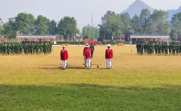 ပုံ - ဟောင်း/ အမှတ် (၄) လေ့ကျင့်ရေး တပ်စခန်းက အခြေခံတပ်သားသစ်သင်တန်းဆင်းပွဲ