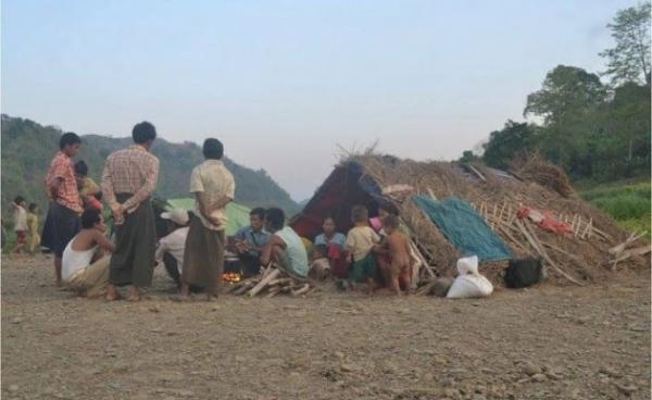 Chin Internally Displaced Persons (IDPs) take Shelter near the Kaladan River in Chin State (Photo: KMG)