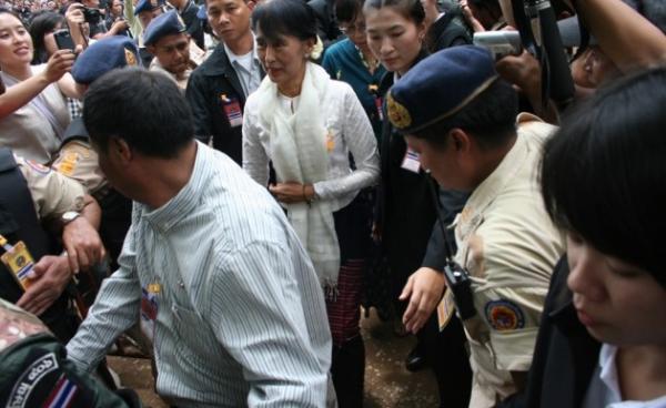 Aung San Suu Kyi arrived at Mae La refugee camp in 2012 (Photo:Karen News)