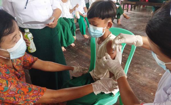 Students receive the Covid-19 vaccine in Arakan State. (Photo: DMG)