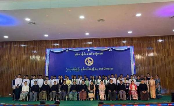 ဓာတ်ပုံ- ဗဟိုဘဏ်နှစ် (၇၀) ပြည့်အခမ်းအနားကို ဇူလိုင်လ ၁ ရက်နေ့ကကျင်းပရာ ရှေ့တန်းအလယ်နားတွင်ထိုင်နေသော ဒေါ်သန်းသန်းဆွေ (ဘယ်ဘက်မှရေတွက်လျှင် ရှစ်ယောက်မြောက်)