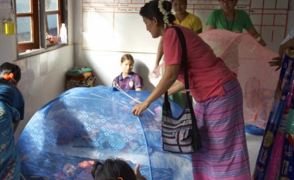 Sleeping Nets for babies at Mae Tao Clinic, Child IPD in Mae Sot © Phil Thornton