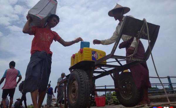 Manual workers in Sittwe