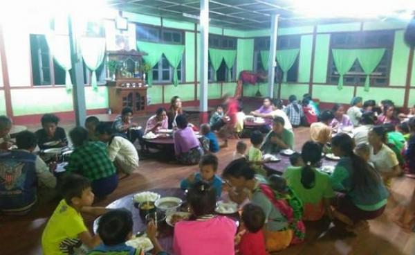 Driven out of their homes by fear of nearby fighting, IDPs from Namhsan township take shelter at the Sasana 2500 Monastery in Lashio. (Photo – Lashio Thar)