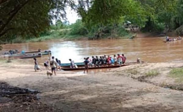 Myawaddy Township residents flee to the Thai border due to fighting near the DKBA headquarters.