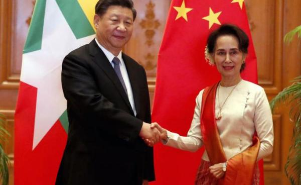 Myanmar State Counselor Aung San Suu Kyi (R) and Chinese President Xi Jinping (L) pose for photos while shaking hands during a meeting at the Presidential Palace in Naypyitaw Myanmar, 18 January 2020. Photo: Nyein Chan Naing/EPA