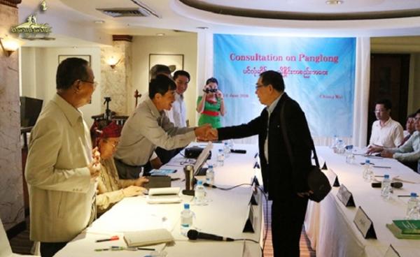 Sao Yawdserk shaking hands with Gen Gun Maw on arrival to the meeting, June 2016. (Photo: Tai Freedom)