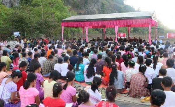 Mi Kayin villagers hold a prayer service at the base of Mi Kayin Mountain on March 29 2016 (Photo-KESAN)