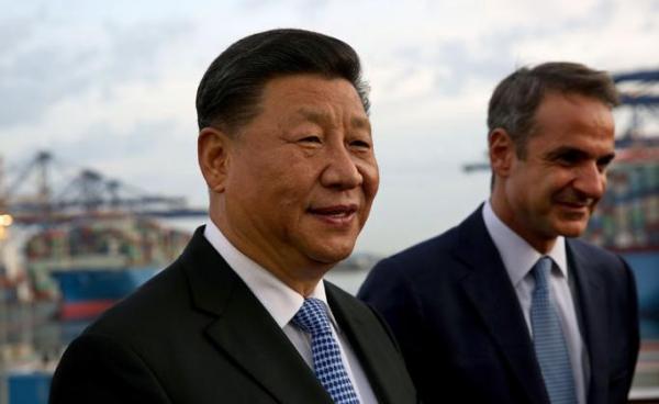 Visiting the “Dragon’s Head” - Chinese President Xi Jinping, left, and Greek Prime Minister Kyriakos Mitsotakis, right, visit the cargo terminal of Chinese company Cosco in the port of Piraeus, Greece, 11 November 2019. Chinese President Xi was on a two-day official visit to Greece paving the way for the Belt and Road Initiative.Photo: EPA