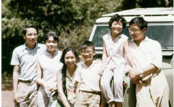 L to R: Hso Hom Fa aka Myee, who was shot in 1962, adopted sister Thila, step-sister Sao Sanda Simms, Hso Harn Fa aka Harn Yawnghwe, Hseng Leun Hkam, and Hso Khan Pha aka Tiger Yawnghwe. Photograph from the 1950s. (Harn Yawnghwe)