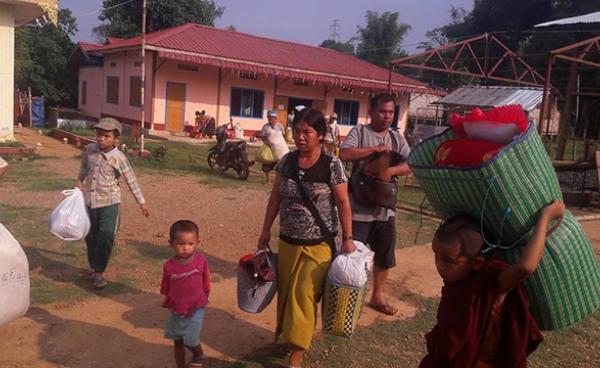 Photo by Tai Tiger- Villagers were fleeing their homes to Namtu town on May 11.