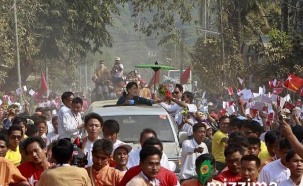 Aung San Suu Kyi campaigns during 2015 election. Photo: Mizzima